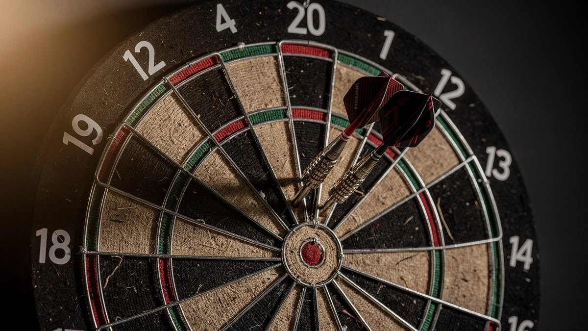 Close-up van een professioneel dartbord met drie darts in de triple 20